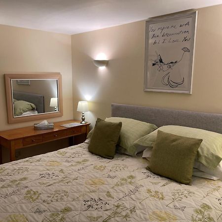 Ground Floor Garden Cottage, Near Stonehenge Shrewton Bagian luar foto