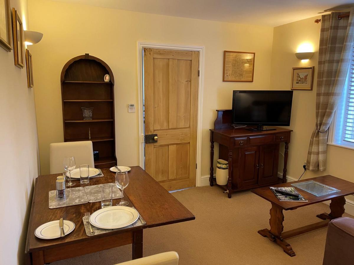 Ground Floor Garden Cottage, Near Stonehenge Shrewton Bagian luar foto