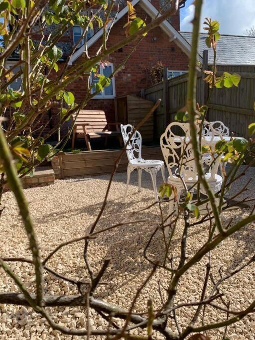 Ground Floor Garden Cottage, Near Stonehenge Shrewton Bagian luar foto