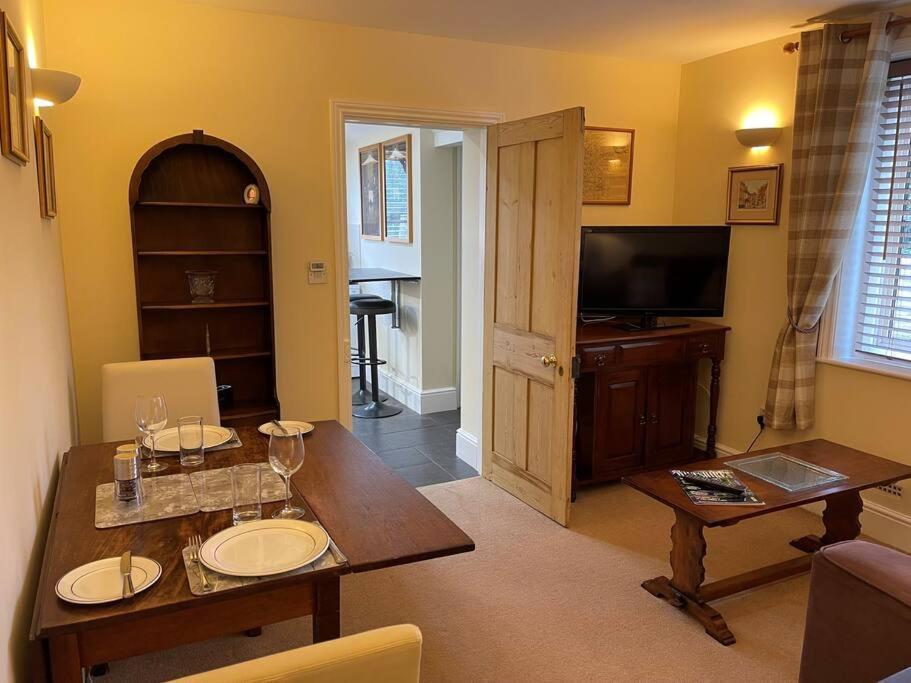 Ground Floor Garden Cottage, Near Stonehenge Shrewton Bagian luar foto