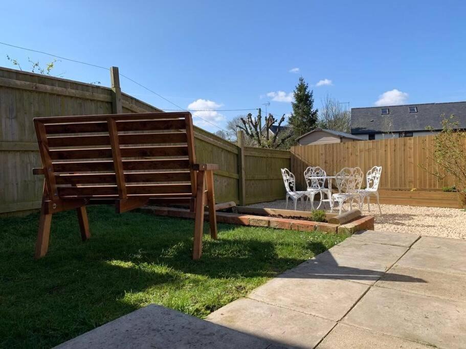 Ground Floor Garden Cottage, Near Stonehenge Shrewton Bagian luar foto